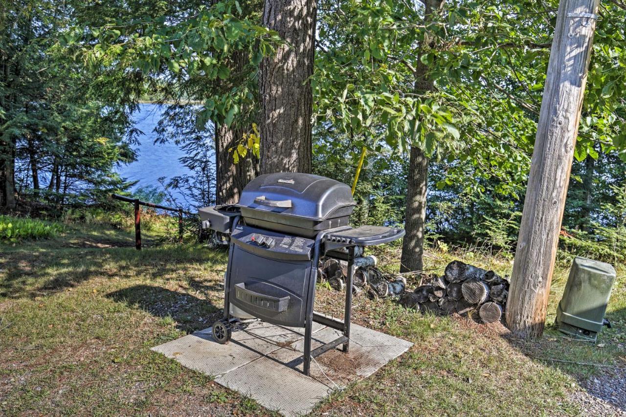 Cozy Lakefront Cabin With Indoor Gas Fireplace! Villa Mercer Exterior photo